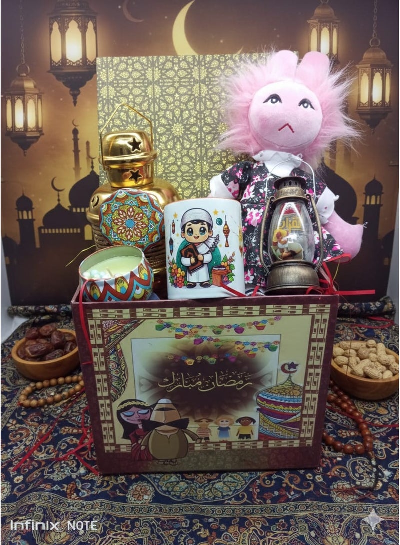 بوكس رمضان +5 هدايا ( عروسة طمطم + فانوس ذهبي 23 سم + شمعة فواحة معطرة +مج بورسلين كوب للقهوة والشاي + فانوس عليقة رمضان 12 سم ) - Image 1